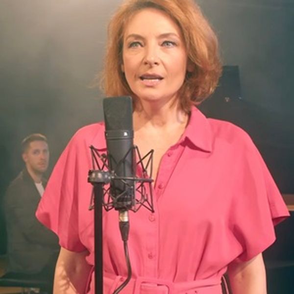 Video: Willemijn Verkaik & Sabrina Weckerlin Perform 'That's The Way It Is' From & JULIET - Germany Theater Video