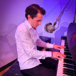 Stephen Schuch Wins Davenport's First $1000 Sing Off Contest