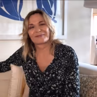VIDEO: Kim Cattrall Talks About Her Near-Death Experience on THE KELLY CLARKSON SHOW Video