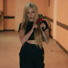 VIDEO: Avril Lavigne Shares 'Bite Me' Acoustic Version