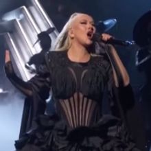 VIDEO: Christina Aguilera Performs Medley at People's Choice Awards