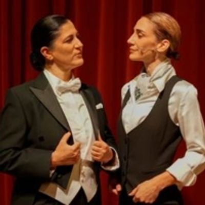 TRAVEST&Iacute; se estrena en el espacio Garaje Lola colgando el cartel de: 'No hay entradas'