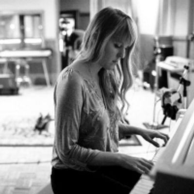 Anna Elizabeth Laube Announces Release of 'ANNAMANIA'