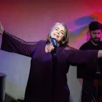 Review: Sarah Carson Charms Don't Tell Mama Audience With ENGLAND AND AMERICA - A…