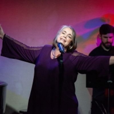 Review: Sarah Carson Charms Don't Tell Mama Audience With ENGLAND AND AMERICA - A TRANS-ATLANTIC LOVE STORY