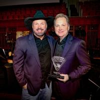 Garth Brooks Inducts Steve Wariner into Musicians Hall of Fame