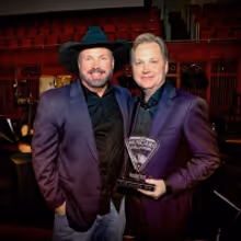 Garth Brooks Inducts Steve Wariner into Musicians Hall of Fame