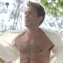 Video: Cut WICKED Scene With Shirtless Jonathan Bailey & Ethan Slater Released