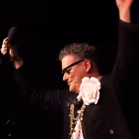 Review: Isaac Mizrahi Confidently Conquers Café Carlyle Once More In THE MARVELOUS…