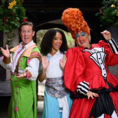 Cast Set For BEAUTY AND THE BEAST at the Belgrade Theatre