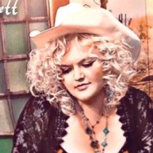 AM/FM Chart-Topper Ashley Puckett Returns With First New Single/Video Release Of 2022