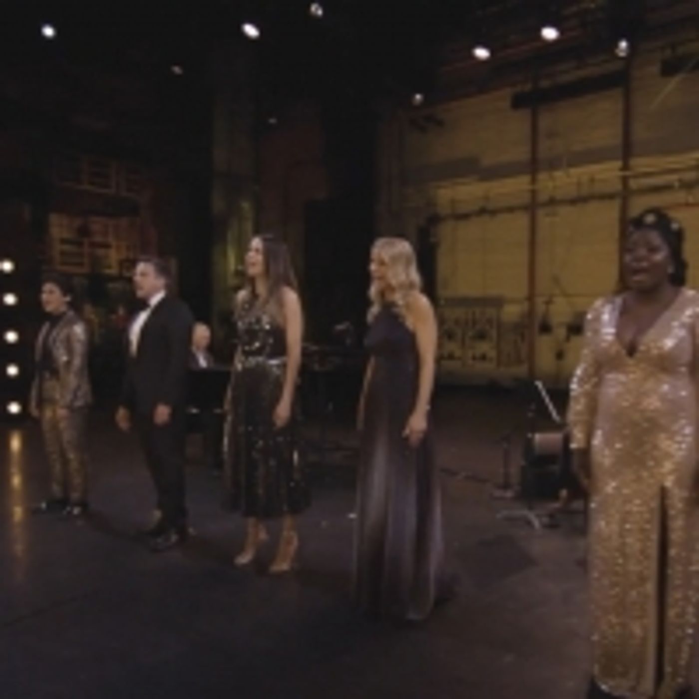 Wake Up With BWW 4/8: Sutton Foster Digital Concert From City Center, and More!  Image