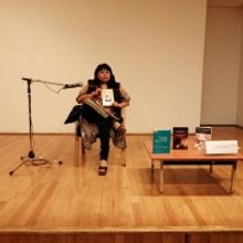 Este mundo requiere que sean expresadas las situaciones cotidianas; alguien que tenga