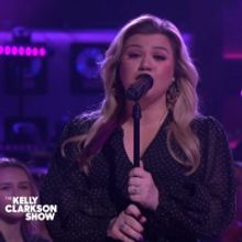 VIDEO: Kelly Clarkson Covers '(You Make Me Feel Like) A Natural Woman'