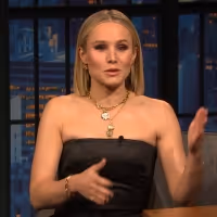 VIDEO: Kristen Bell Says Her Daughter Offered to Help Bury her Grandfather on LATE…