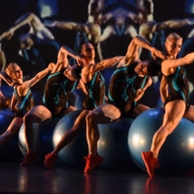 Review: MOMIX: ALICE at The Joyce Theater