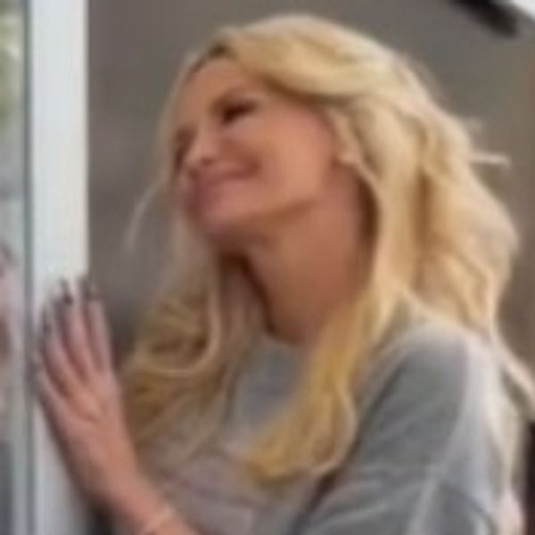 VIDEO: WICKED Star Kristin Chenoweth Dons 'Glinda' Gown In Magical New TikTok Photo