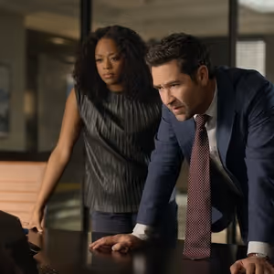 Video/Photos: Mickey Attempts to Prove His Innocence in THE LINCOLN LAWYER Season 4…