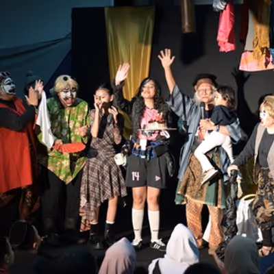Review: MENCARI GURU BANGSA as an Experiment in Life and Theater
