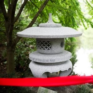 Brooklyn Botanic Garden Presented with Peace Lantern from Japan Institute of…