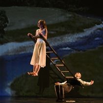 Review: MOMIX's ALICE Returns to The Joyce Theater