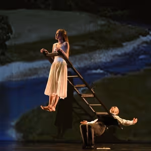 Review: MOMIX's ALICE Returns to The Joyce Theater