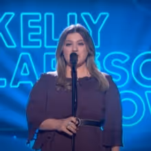 VIDEO: Kelly Clarkson Covers 'She's Got You'