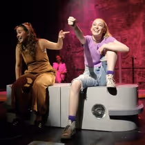 Crítica: A UN PASO (THE MAD ONES) at LA TEATRERÍA