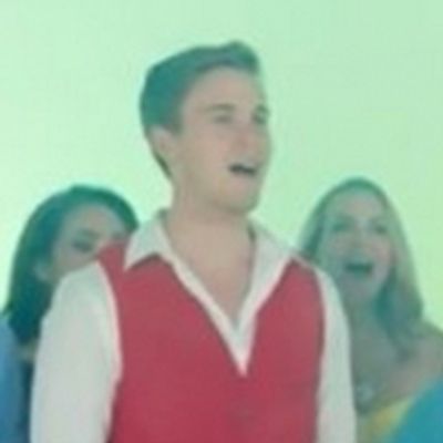 VIDEO: Peter Hollens Performs WICKED Medley With The Show's Touring Cast