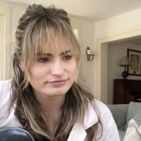 Living Room Concerts: JAGGED LITTLE PILL's Kathryn Gallagher Sings 'You Learn'