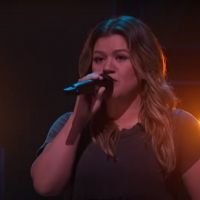 VIDEO: Kelly Clarkson Covers 'Just a Fool' on THE KELLY CLARKSON SHOW
