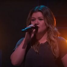 VIDEO: Kelly Clarkson Covers 'Just a Fool' on THE KELLY CLARKSON SHOW