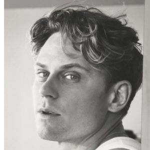 Billy Magnussen and Kit Harington to Headline Horse Racing Comedy CHARIOT