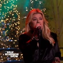 VIDEO: Kelly Clarkson Performs 'Underneath The Tree'