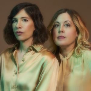 Video: Sleater-Kinney Share New Single & Video Starring SUCCESSION's J…