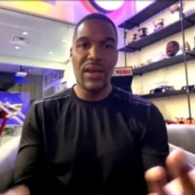 VIDEO: Michael Strahan Shows Off His NFL Injury on THE KELLY CLARKSON SHOW