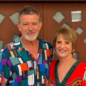 PHOTOS: Antonio Banderas recibe a Patti LuPone en Málaga antes del inicio de su gira…