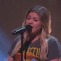 VIDEO: Kelly Clarkson Covers 'It's My Life'