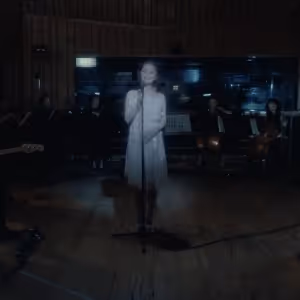 Video: Ariana Grande Shares Live Version of 'Santa Tell Me'