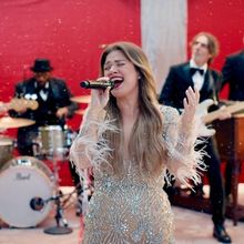 Kelly Clarkson Will Headline the Show Open for Netflix’s NFL Christmas Gameday