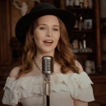 BWW Exclusive: Nina Herzog Releases Music Video for 'Lean Into Me'