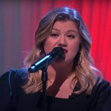 VIDEO: Kelly Clarkson Performs 'It's Beginning To Look A Lot Like Christmas'