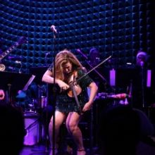 BWW Review: Ana Gasteyer Brings Holiday Hilarity To Joe's Pub With Two Essential Ingr