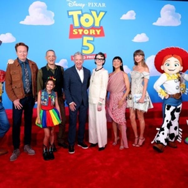 Taylor Swift y Randy Newman conmueven en la premiere mundial de TOY STORY 5 Photo