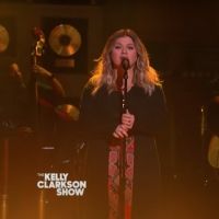 VIDEO: Kelly Clarkson Covers 'Ain't No Sunshine'