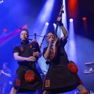 The?Red Hot?Chilli Pipers Come to the Warner Theatre?