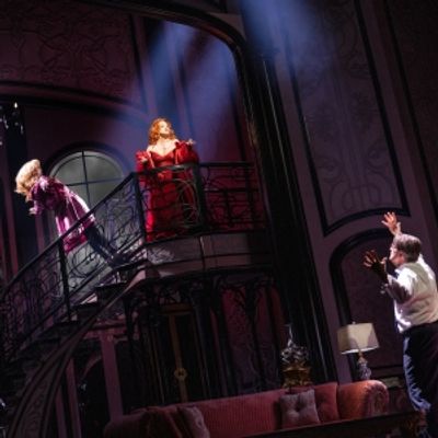 Video: How DEATH BECOMES HER Crafted the Staircase Fall