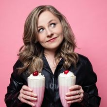 Sasha Ellen Brings MY MILF-SHAKE BRINGS ALL THE BOYS TO THE YARD to the Edinburgh Fri