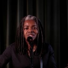 VIDEO: Tracy Chapman Performs 'Talkin' 'Bout a Revolution' on LATE NIGHT WITH SETH ME