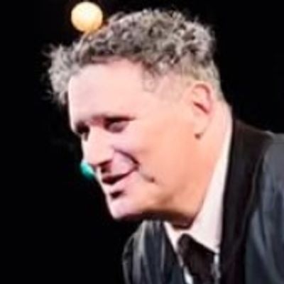 Video: Isaac Mizrahi Takes His First Bows In CHICAGO On Broadway